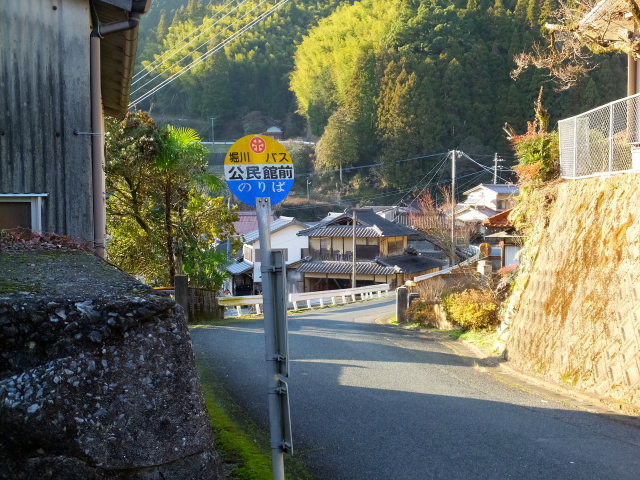 山間集落のバス停