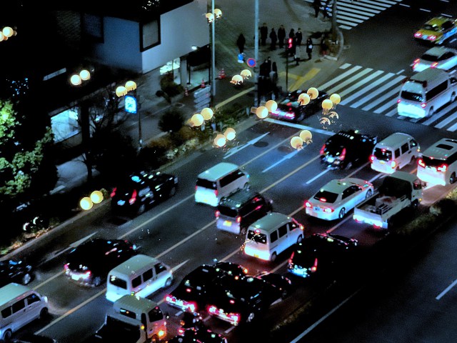 日比谷通りを走る車