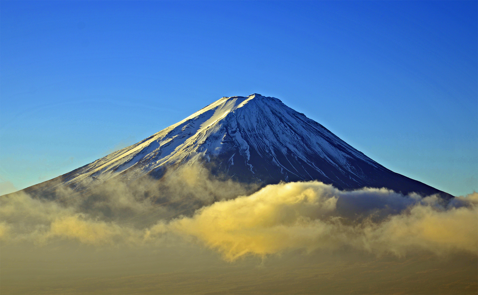 日本の風景 頭を雲の上に出す富士山 壁紙19x1186 壁紙館