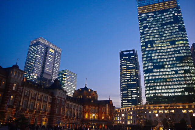 東京駅と高層ビル群