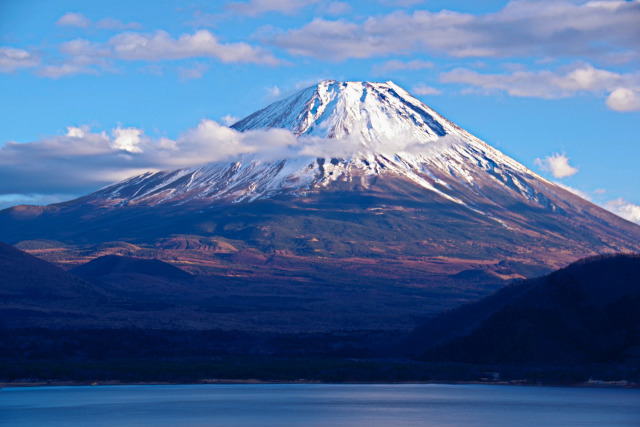 本栖湖から夕暮れの富士山