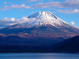 本栖湖から夕暮れの富士山