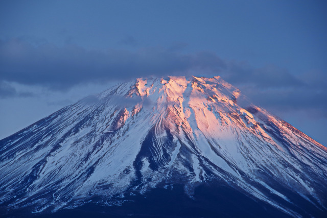 赤く染まる富士山頂