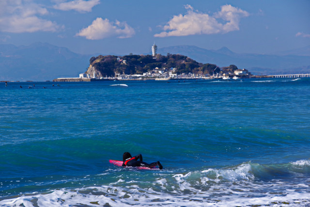 江の島とサーファー