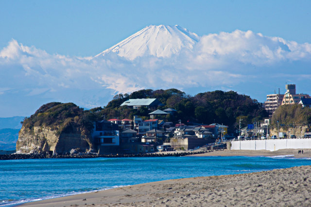 腰越の町と富士山