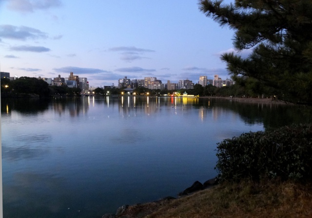 薄暮の大濠公園で