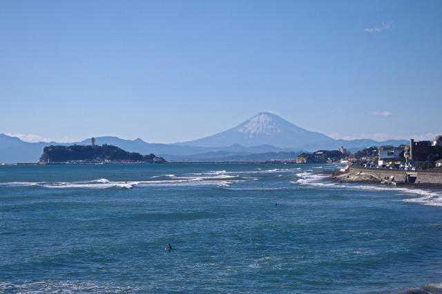 冬晴れの湘南の海