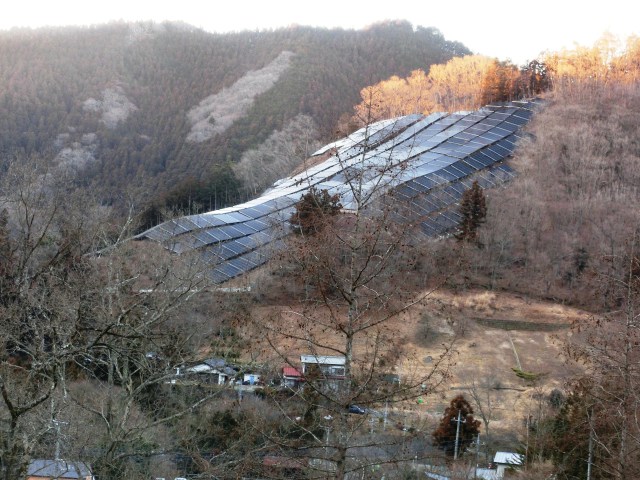 巨大太陽光発電パネル