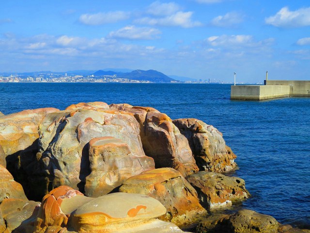 明石海峡越しに須磨浦を遠望