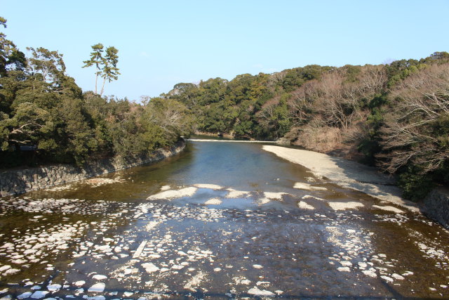 宇治橋より五十鈴川を望む