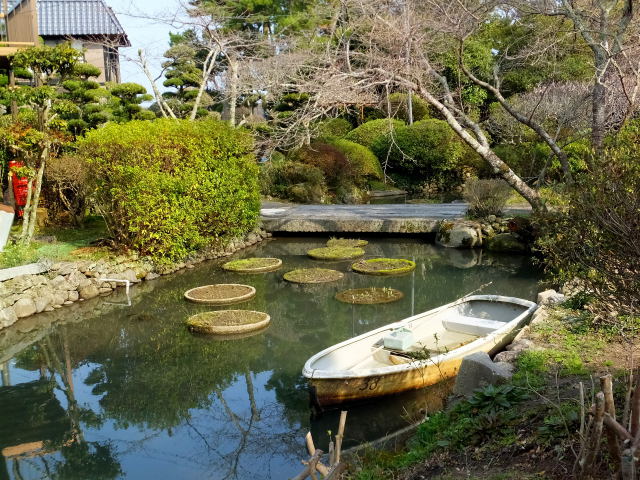 庭にボートがある風景