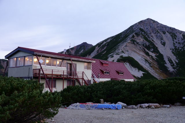 早朝の三俣小屋