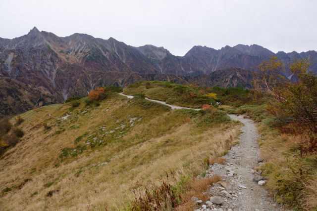 槍を見ながら下山