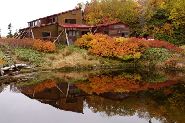 秋の鏡池山荘