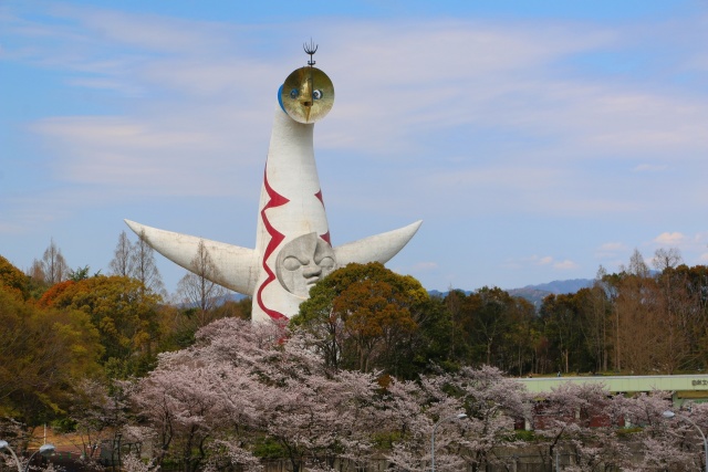 太陽の塔と桜