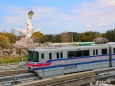 太陽の塔と桜とモノレール