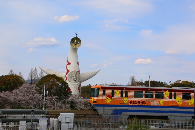 太陽の塔と桜とモノレール