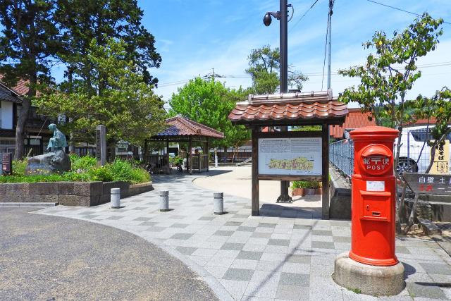 赤瓦白壁土蔵群前の公園