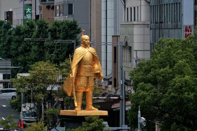 金色の織田信長像