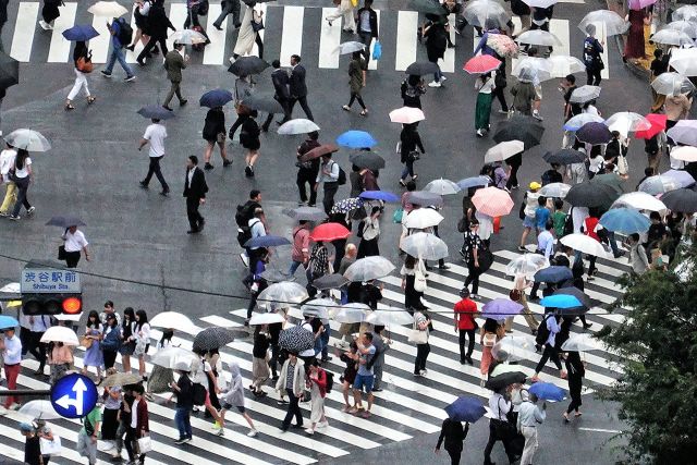 雨のスクランブル交差点