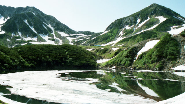 ミクリガ池と室堂山荘