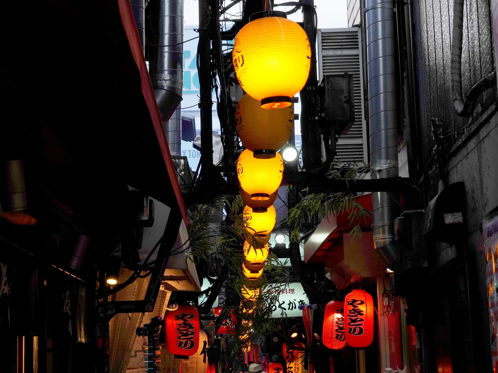 夜景 花火 イルミ 新宿思い出横丁 壁紙19x1440 壁紙館