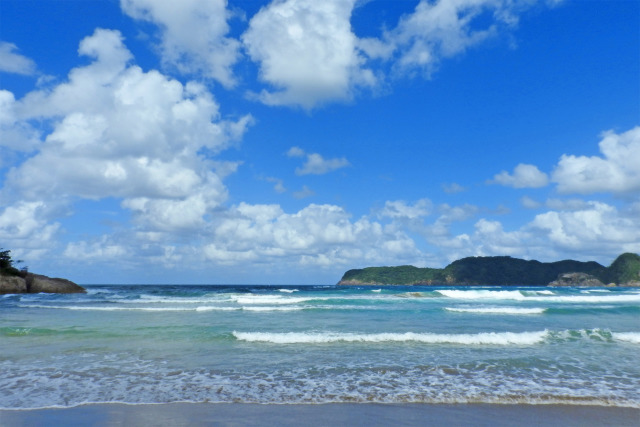 砂浜と波と夏空