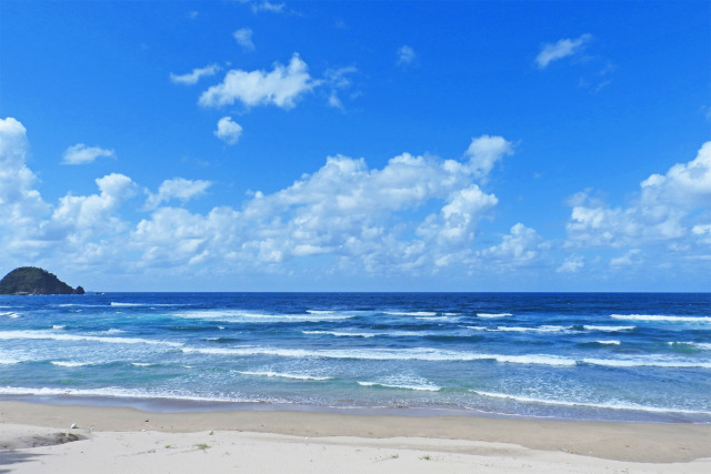 砂浜と波と夏空2