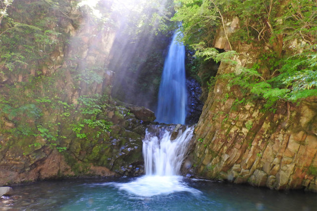 水しぶきに日差し 大山滝 夏