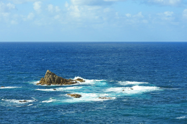 岩と波と夏空3