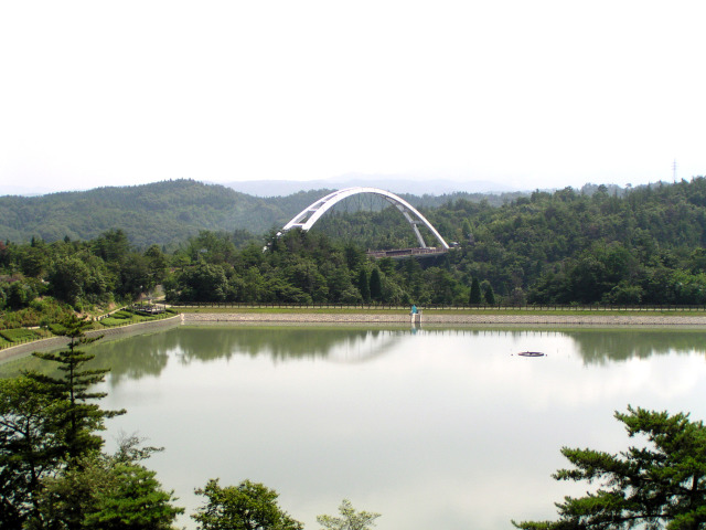 杉焼池と稚児岩大橋