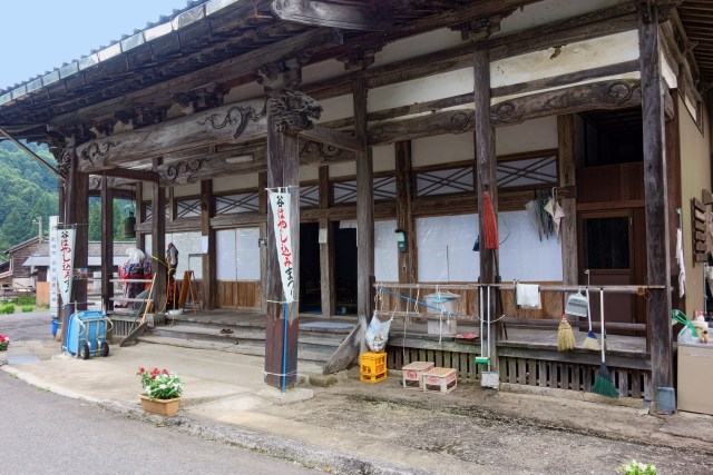 山間の小さなお寺