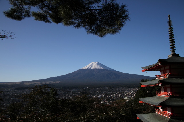 新倉山から富士山初冠雪