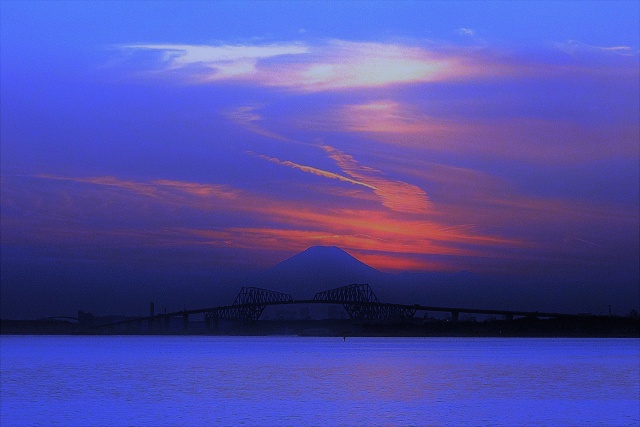 富士山とゲートブリッジの夕景