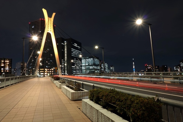 中央大橋と車の光跡