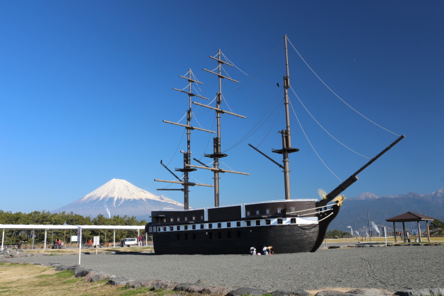 ディアナ号と富士山。