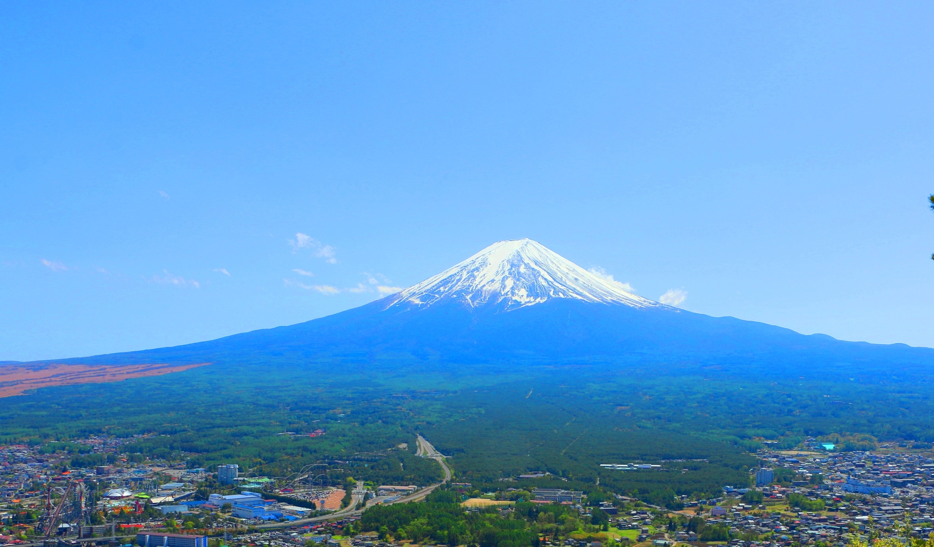 日本の風景 河口湖の街並みと富士山 壁紙19x1125 壁紙館