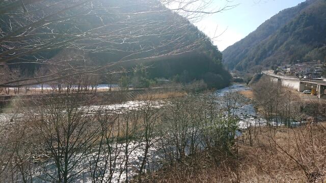 冬に輝くあづさ川の水辺