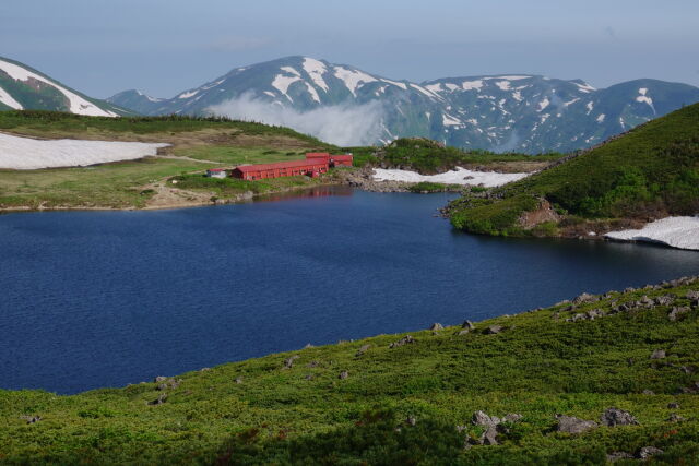 白馬大池小屋を望む