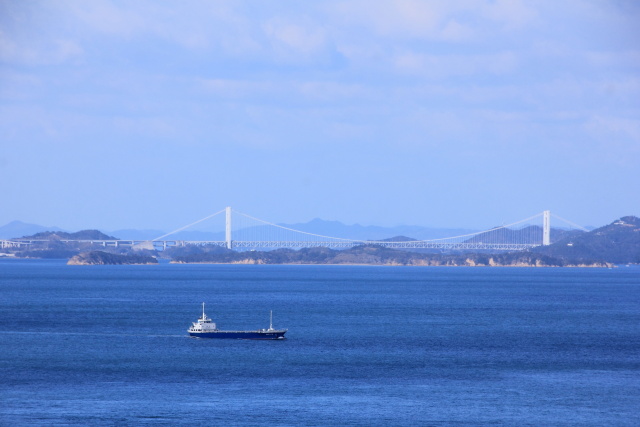 瀬戸大橋と貨物船