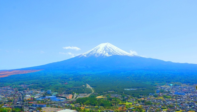 河口湖の街並みと富士山