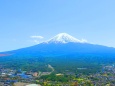 河口湖の街並みと富士山