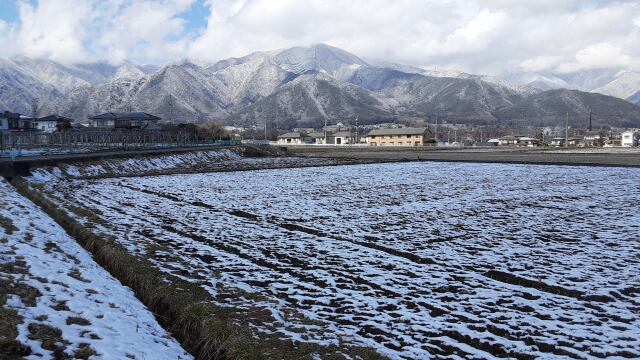 小雪残る松本波田平