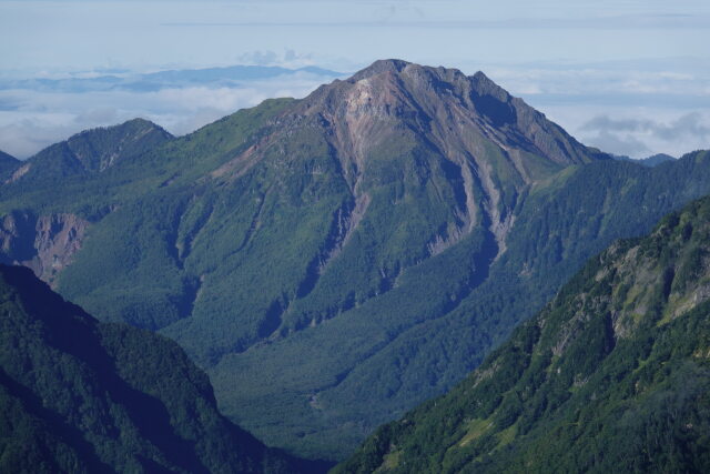 焼岳を望む