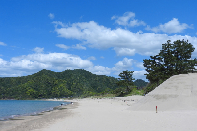 眩しい砂浜 初夏