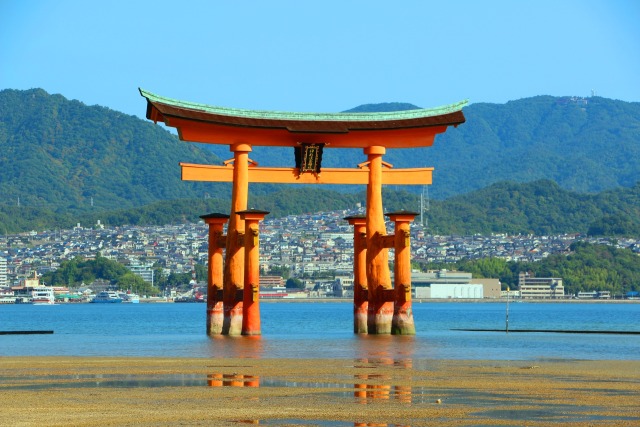 厳島神社と広島の街並み