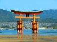 厳島神社と広島の街並み