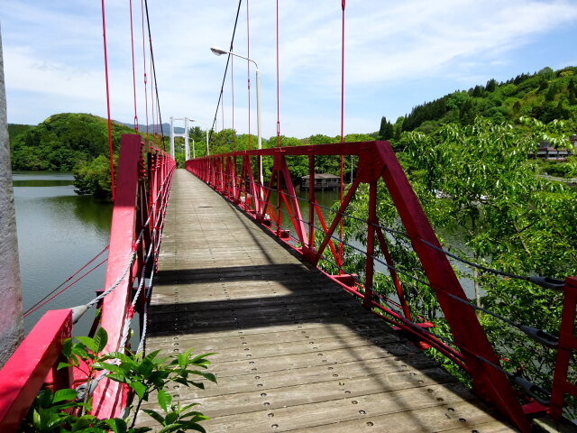 湖の遊歩道の吊り橋