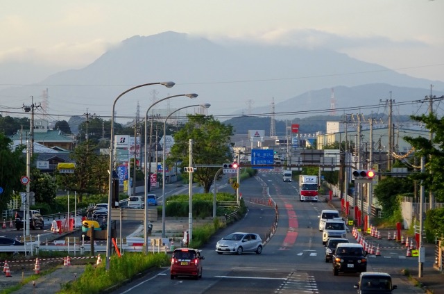 雲がかかった宝満山と国道3号線