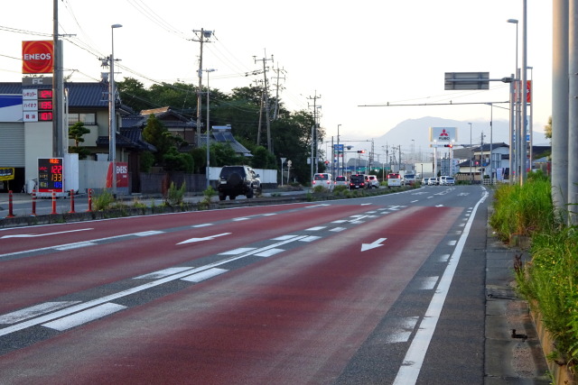 国道三号線の向こうに宝満山